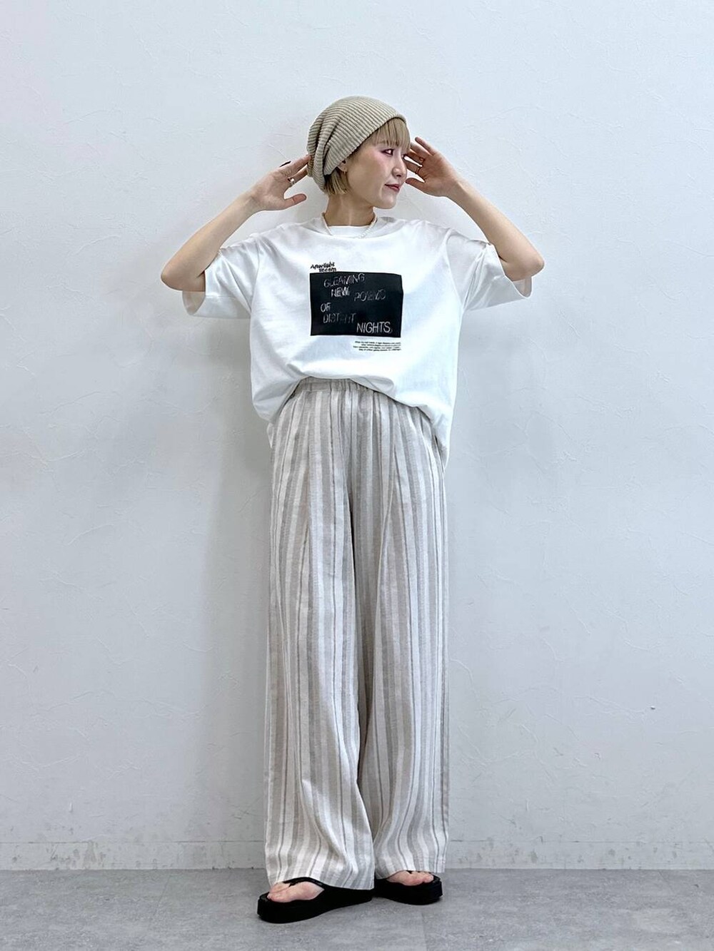 ベージュ系のその他パンツ、ベージュ系のニットキャップ/ビーニーを着用したレディースの夏コーディネートの2枚目の写真