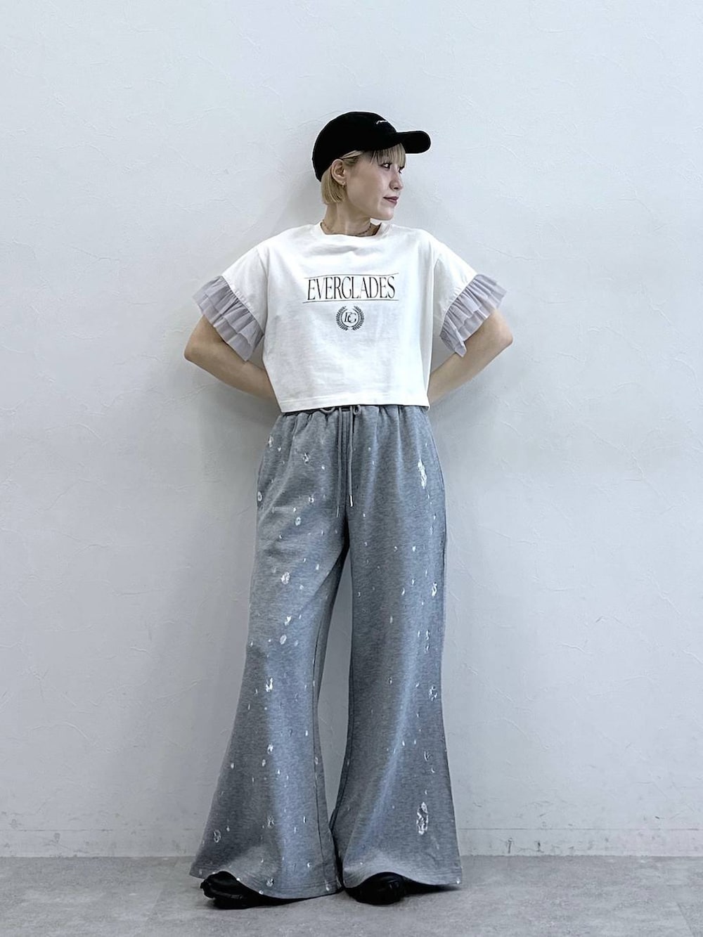 ホワイト系のTシャツ/カットソー、グレー系のスウェットパンツを着用したレディースの春コーディネートの2枚目の写真
