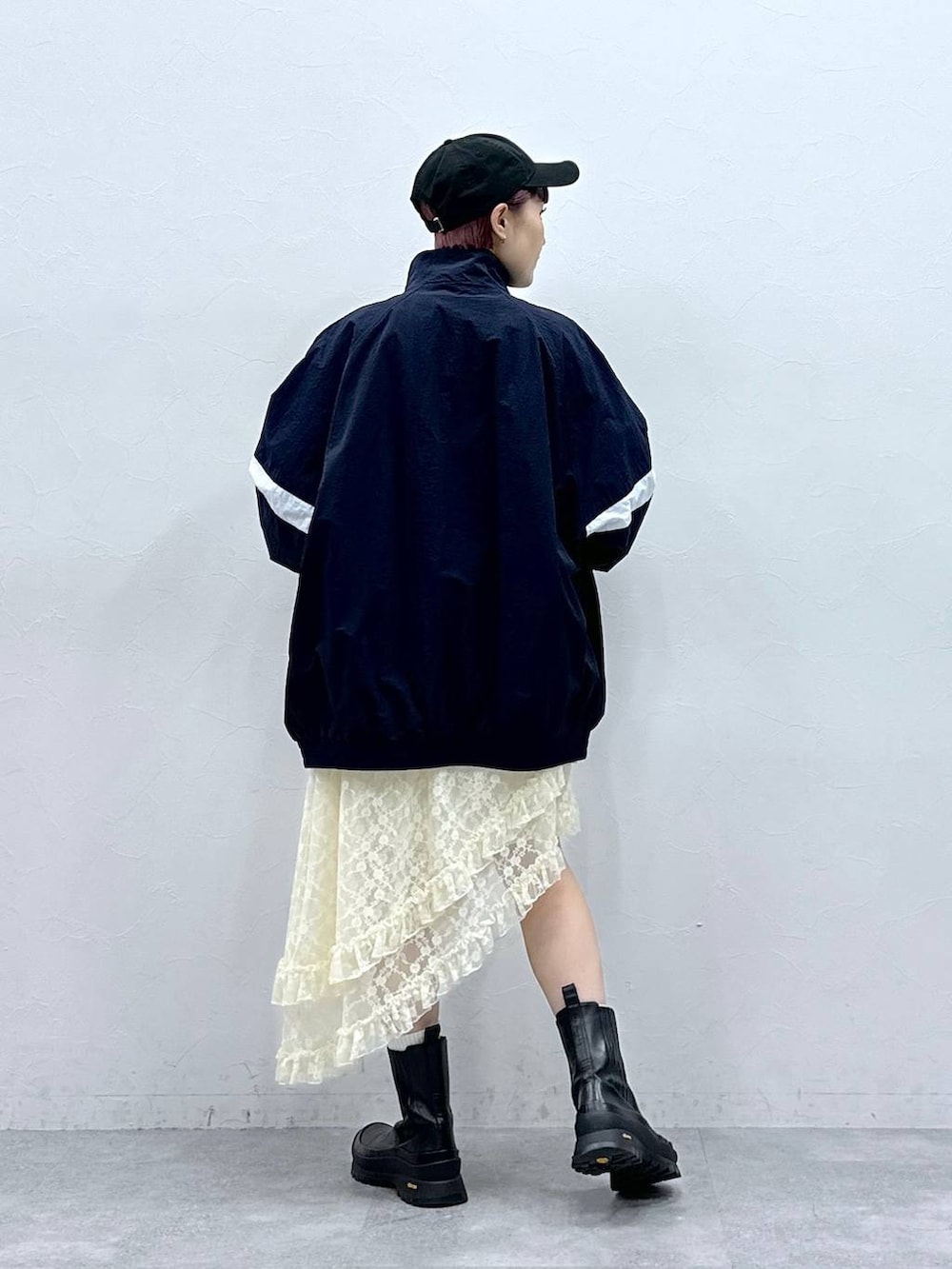 ブルー系のブルゾン、ホワイト系のスカートを着用したレディースの春コーディネートの5枚目の写真