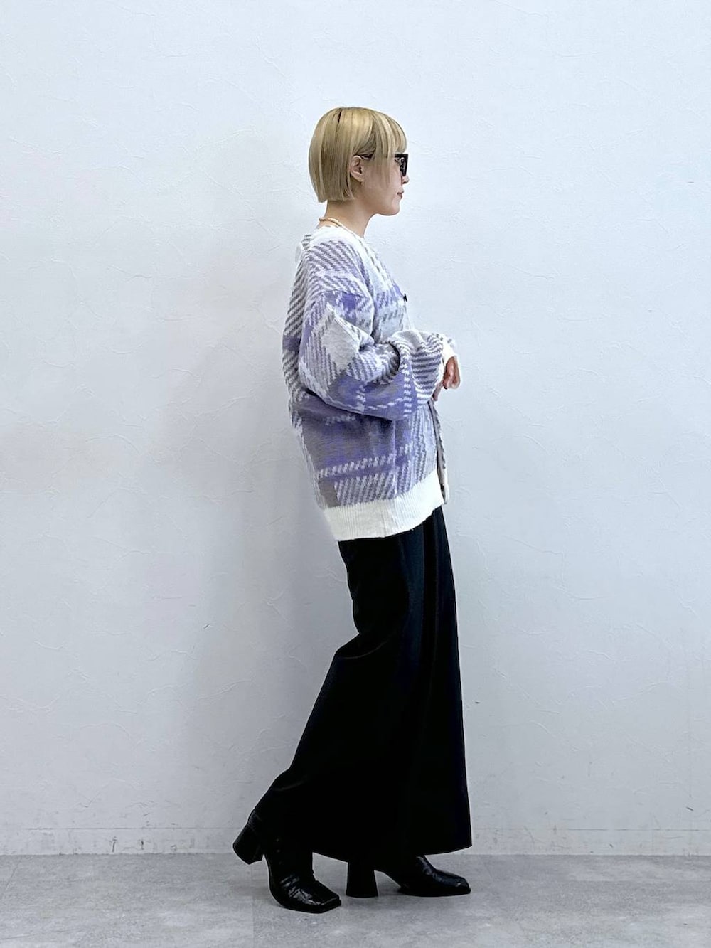 ブラック系のテーラードジャケット、その他のニット/セーター、グレー系のメガネを着用したレディースの秋コーディネートの6枚目の写真