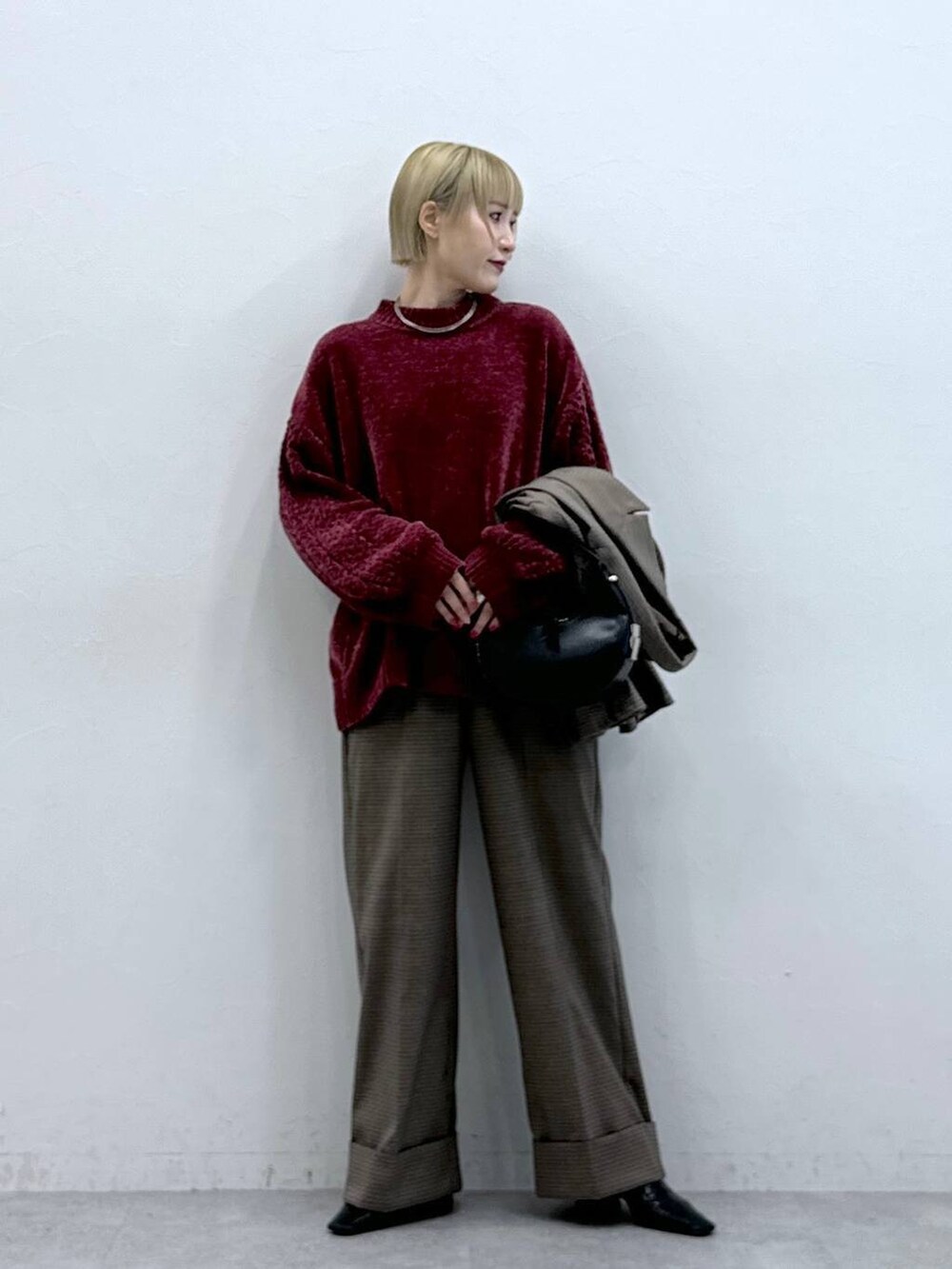 レッド系のTシャツ/カットソー、ブラウン系のスラックス、ブラウン系のテーラードジャケットを着用したレディースの秋コーディネートの3枚目の写真