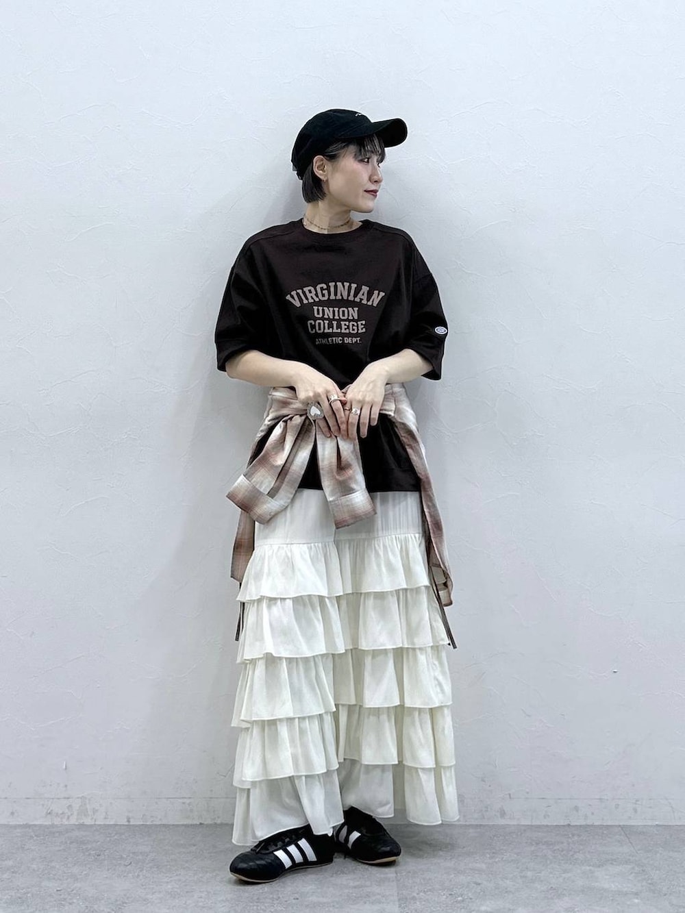 ホワイト系のTシャツ/カットソー、オレンジ系のシャツ/ブラウス、ホワイト系のスカートを着用したレディースの春コーディネートの2枚目の写真