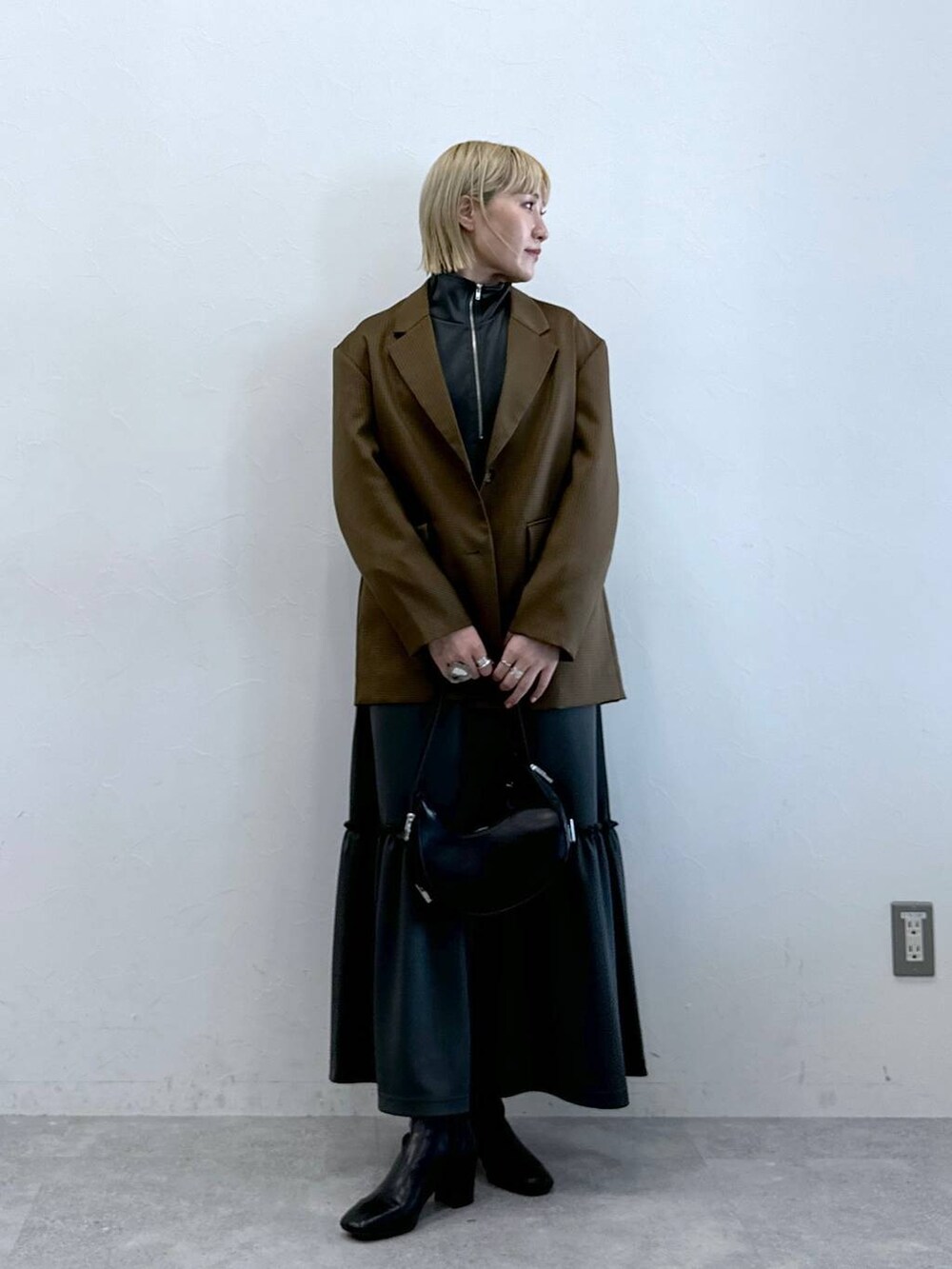 グレー系のワンピースを着用したレディースの夏コーディネートの2枚目の写真