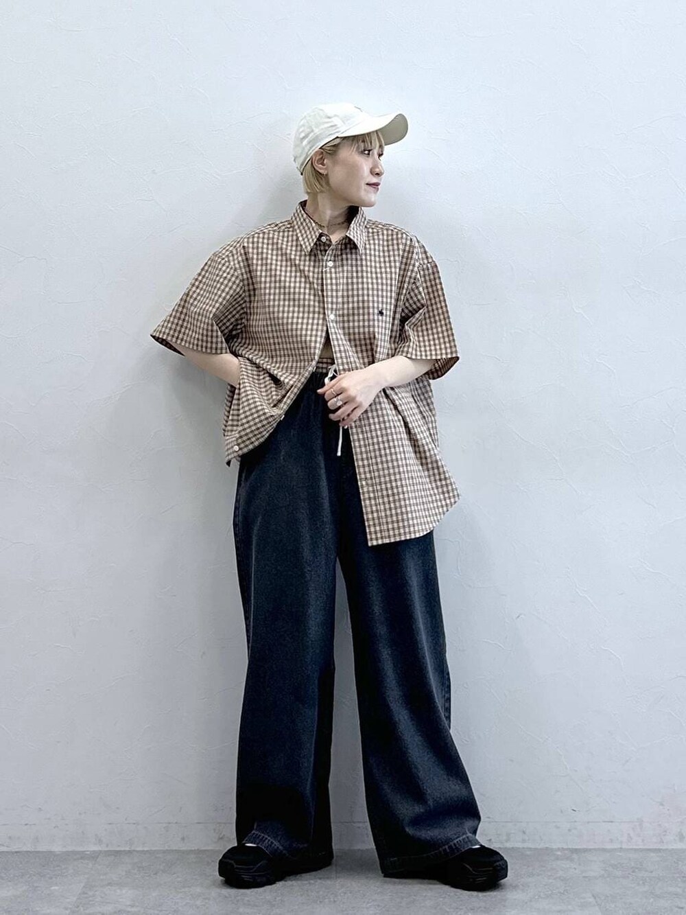 ベージュ系のその他パンツ、ベージュ系のシャツ/ブラウス、ホワイト系のキャップを着用したレディースの春コーディネートの3枚目の写真