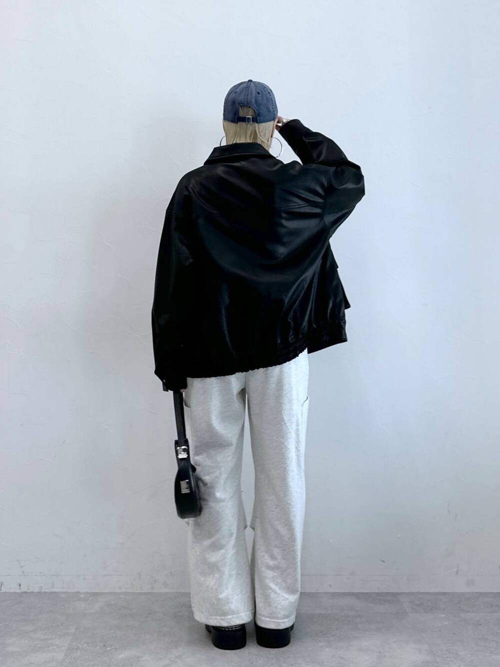 ホワイト系のカーゴパンツ、ホワイト系のTシャツ/カットソー、ブラック系のブルゾンを着用したレディースの夏コーディネートの4枚目の写真