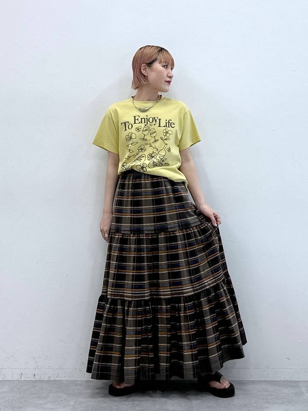 イエロー系のTシャツ/カットソー、シルバー系のネックレスを着用したレディースの春コーディネートの2枚目の写真
