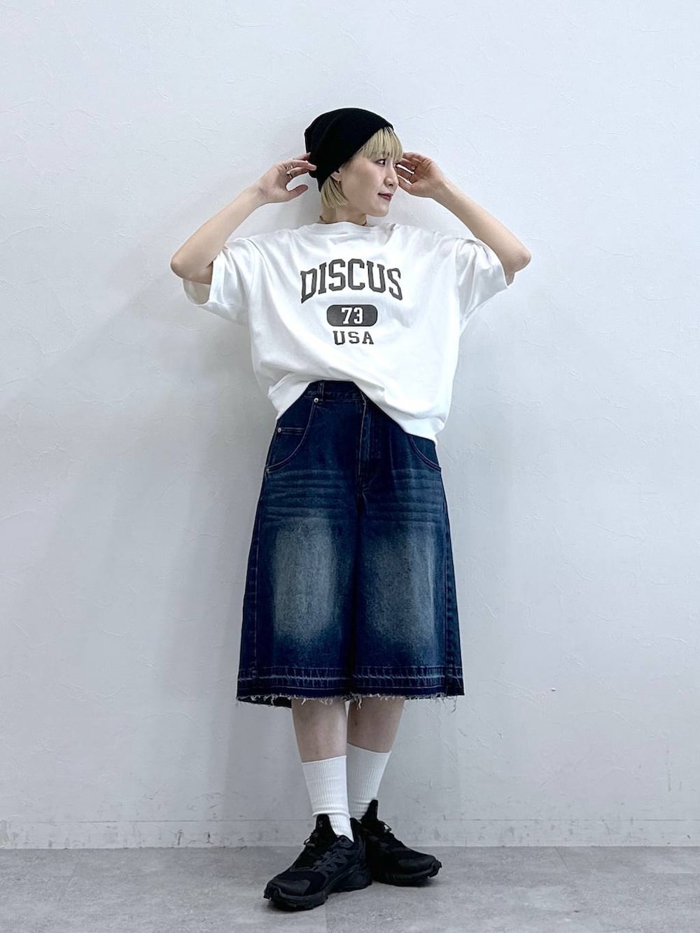 ブルー系のデニムパンツ、ホワイト系のTシャツ/カットソー、ブラック系のニットキャップ/ビーニーを着用したレディースの夏コーディネートの4枚目の写真