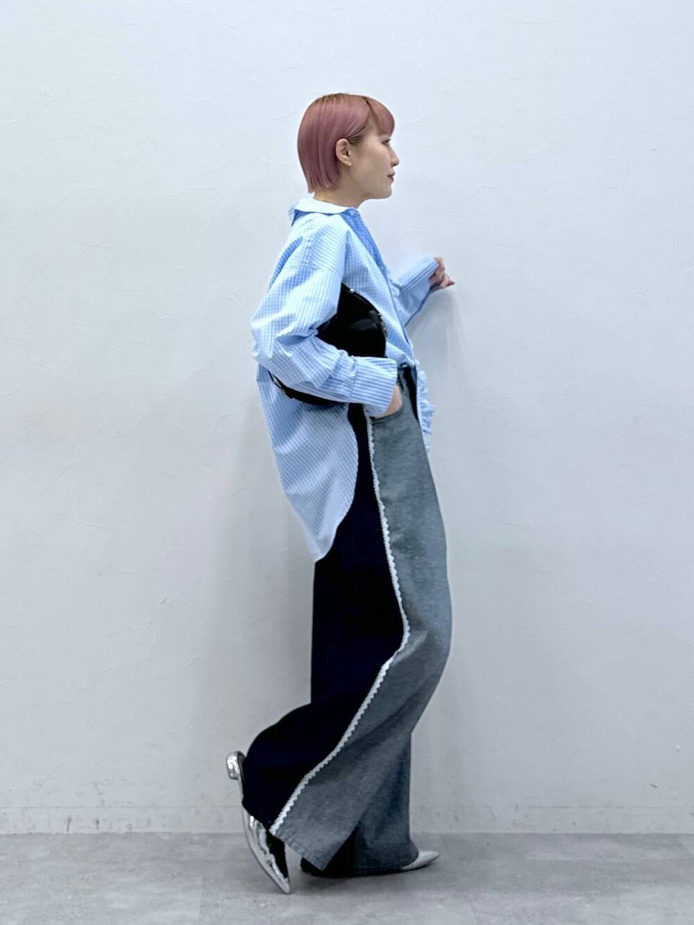 ブルー系のデニムパンツ、ブルー系のシャツ/ブラウス、ホワイト系のTシャツ/カットソーを着用したレディースの冬コーディネートの4枚目の写真
