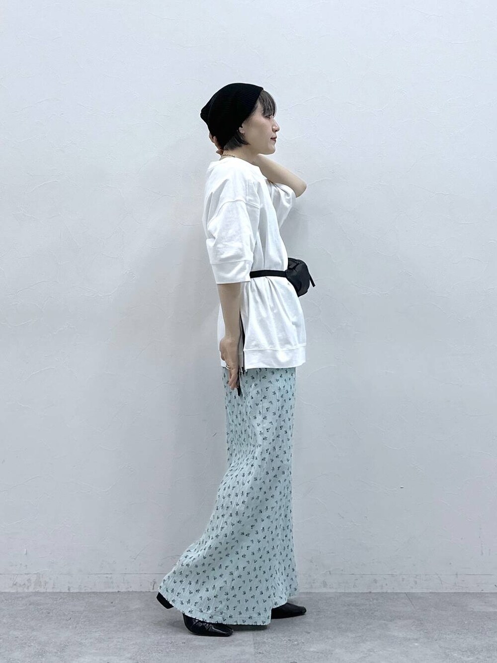 ホワイト系のTシャツ/カットソー、ブラック系のボディバッグ/ウエストポーチ、ブルー系のスラックスを着用したレディースの春コーディネートの4枚目の写真