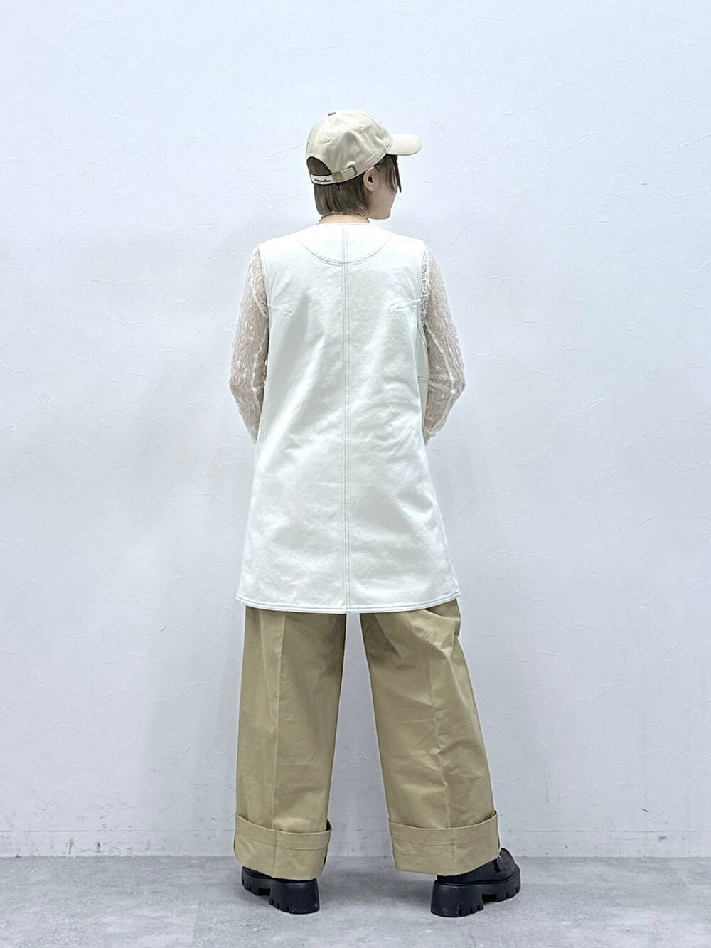 その他のローファー、ホワイト系のTシャツ/カットソー、ベージュ系のチノパンツを着用したレディースの冬コーディネートの6枚目の写真