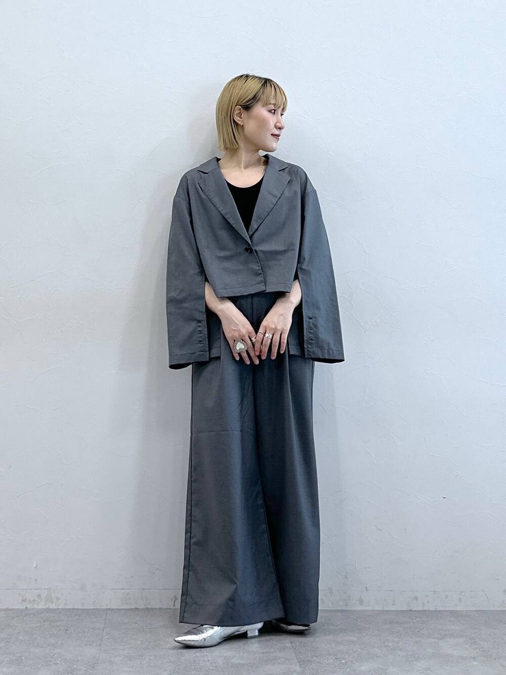 グレー系のテーラードジャケットを着用したレディースの夏コーディネートの4枚目の写真