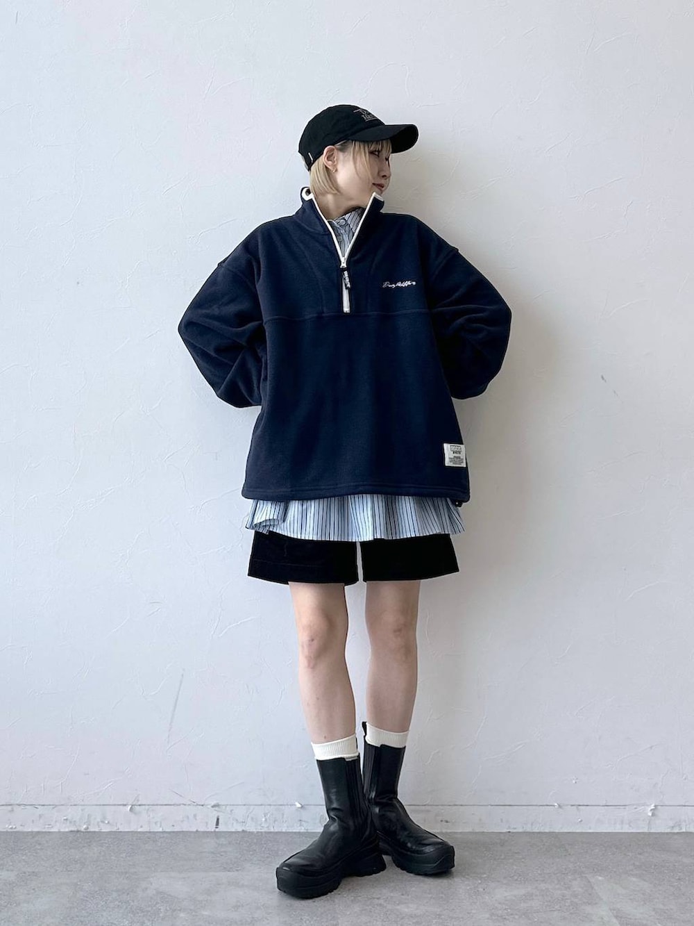 ブルー系のスウェット、ブルー系のTシャツ/カットソー、ブラック系のその他パンツを着用したレディースの秋コーディネートの5枚目の写真