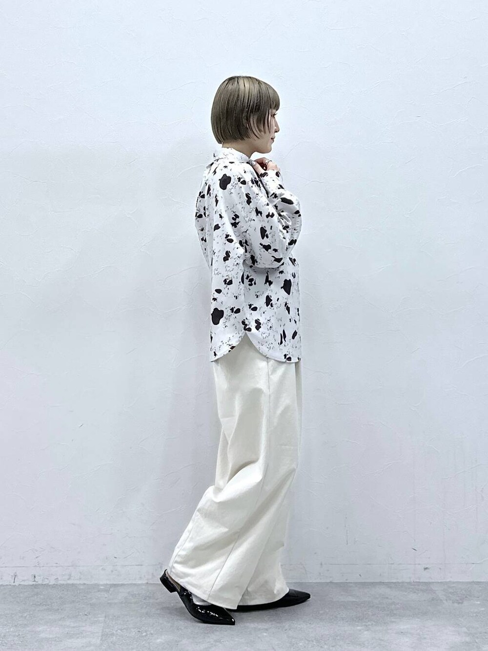 ホワイト系のチノパンツ、ブラウン系のシャツ/ブラウス、ブラック系のパンプスを着用したレディースの冬コーディネートの3枚目の写真