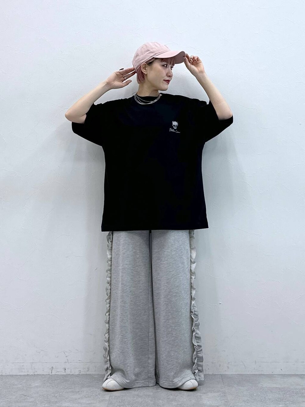 ホワイト系のスニーカー、グレー系のスウェットパンツを着用したレディースの春コーディネートの2枚目の写真