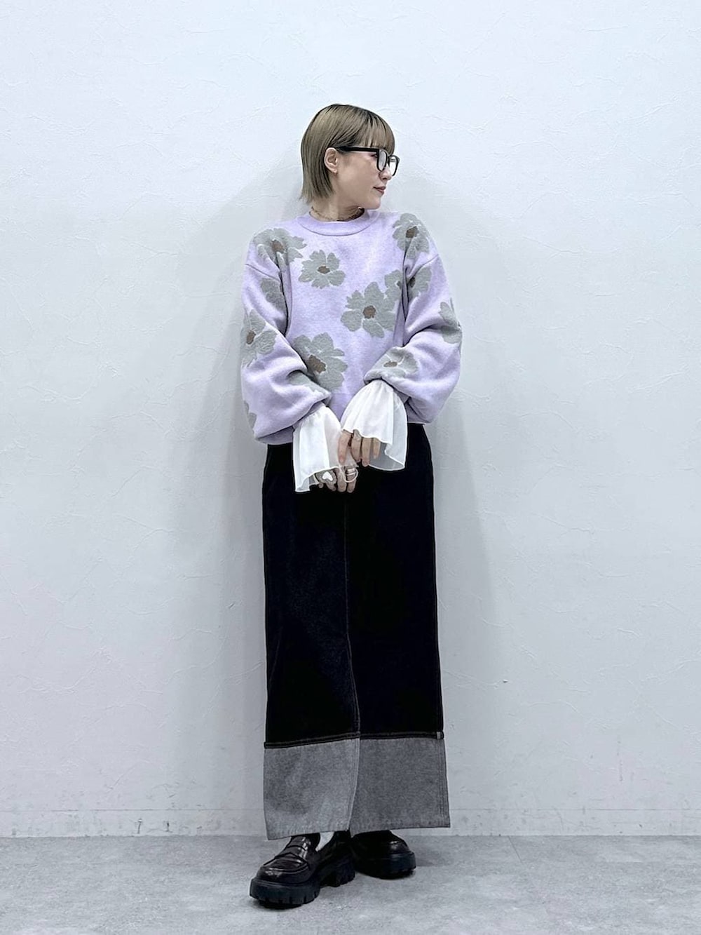 ブラック系のローファー、ホワイト系のTシャツ/カットソー、パープル系のニット/セーターを着用したレディースの冬コーディネートの2枚目の写真