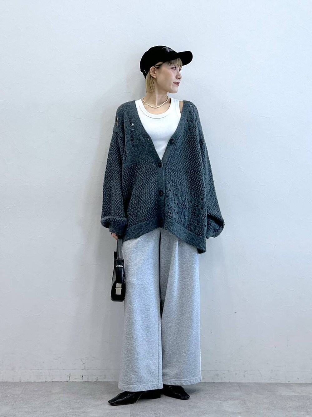 ブルー系のカーディガン/ボレロ、グレー系のスウェットパンツ、ブラック系のキャップを着用したレディースの夏コーディネートの5枚目の写真