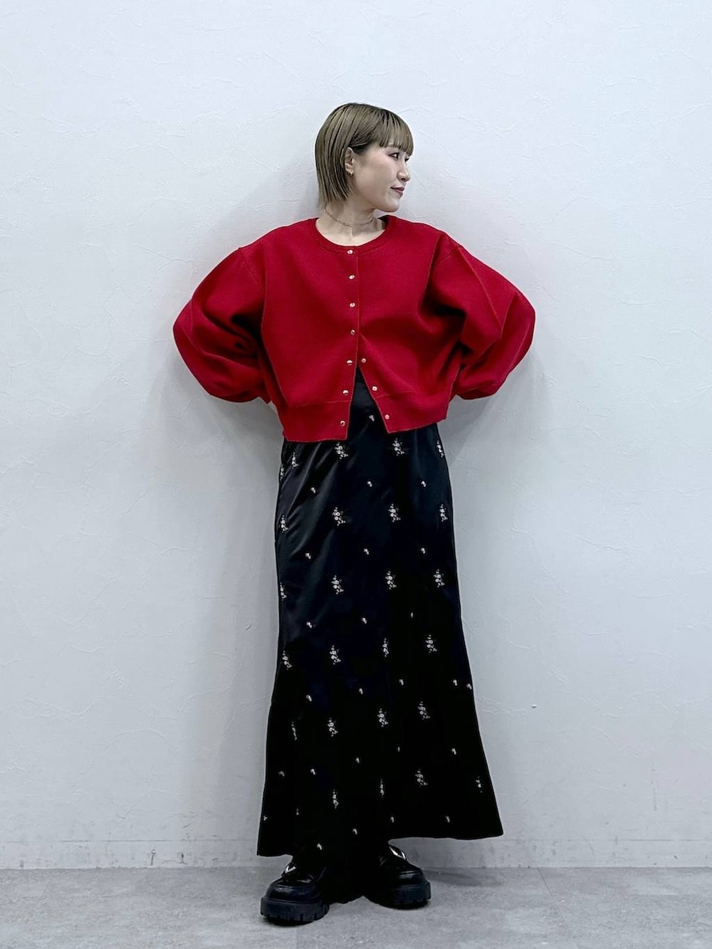 その他のローファー、レッド系のカーディガン/ボレロ、ブラック系のスカートを着用したレディースの冬コーディネートの3枚目の写真