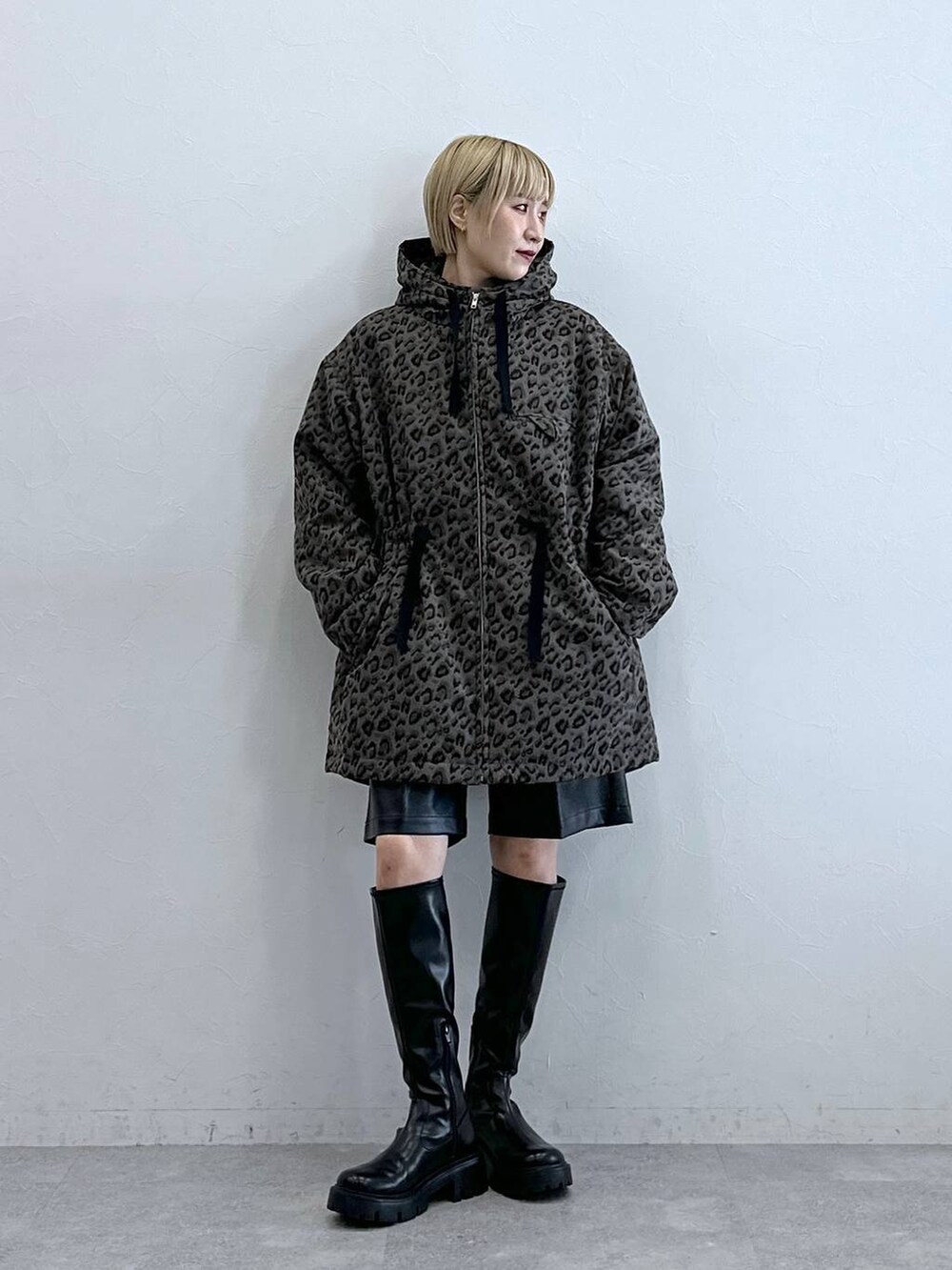 ブラック系のブーツ、ブラック系のスラックス、その他のダウンジャケット/コートを着用したレディースの秋コーディネートの4枚目の写真