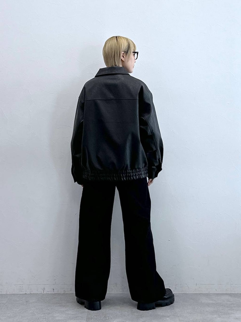 ブラック系のデニムパンツ、その他のローファー、ブラック系のブルゾンを着用したレディースの秋コーディネートの5枚目の写真