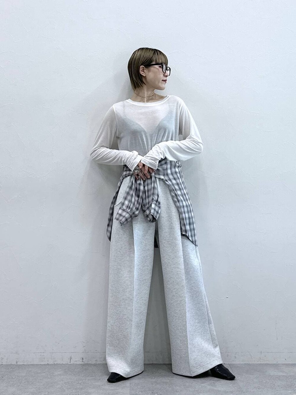 ホワイト系のスウェットパンツ、ブラック系のシャツ/ブラウス、ホワイト系のTシャツ/カットソーを着用したレディースの冬コーディネートの3枚目の写真