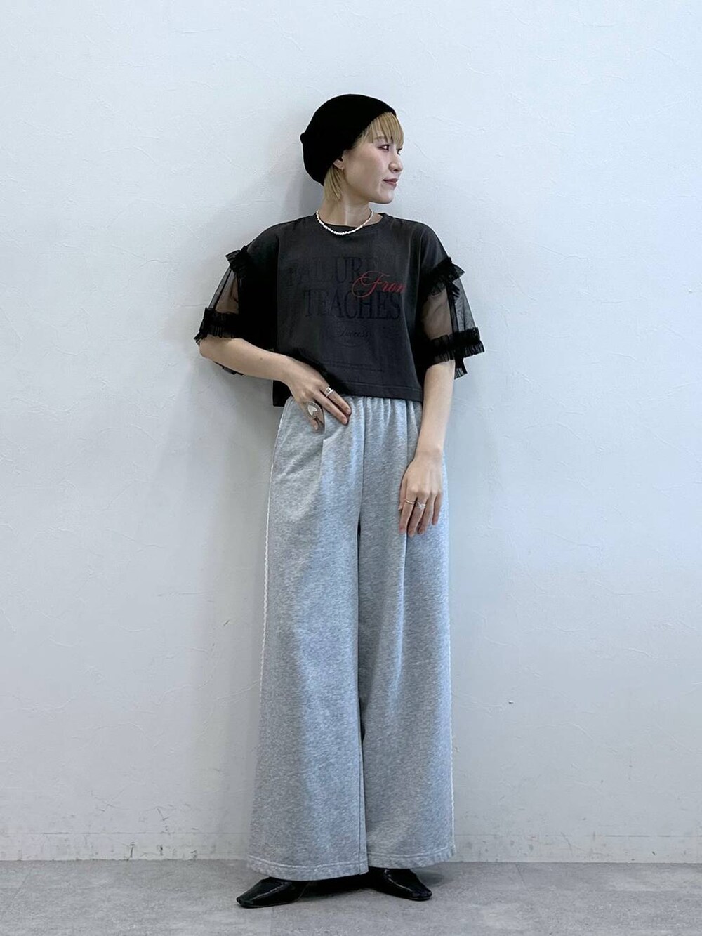 グレー系のスウェットパンツ、グレー系のTシャツ/カットソー、ブラック系のニットキャップ/ビーニーを着用したレディースの夏コーディネートの3枚目の写真