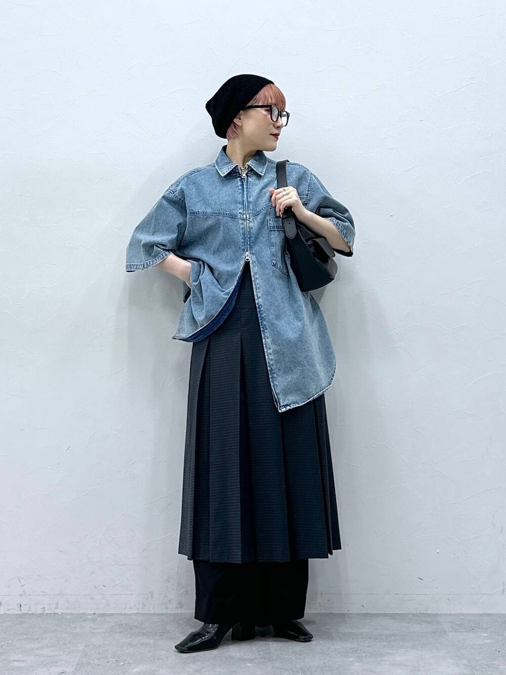 ブラック系のスラックス、ブルー系のシャツ/ブラウス、グレー系のスカートを着用したレディースの春コーディネートの2枚目の写真