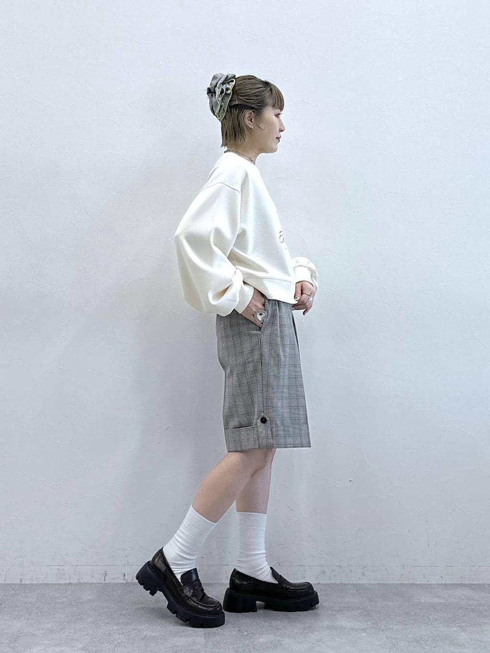 ブラック系のローファー、ホワイト系のスウェット、ベージュ系のスラックスを着用したレディースの冬コーディネートの5枚目の写真