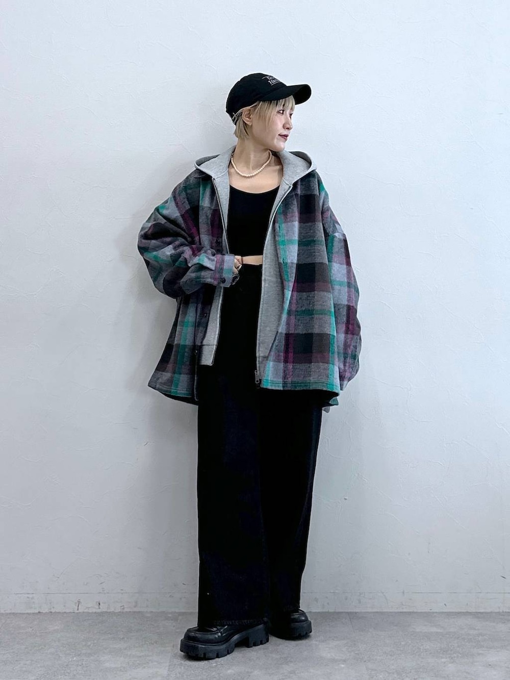 ブラック系のデニムパンツ、ブラック系のローファー、グレー系のシャツ/ブラウスを着用したレディースの秋コーディネートの2枚目の写真