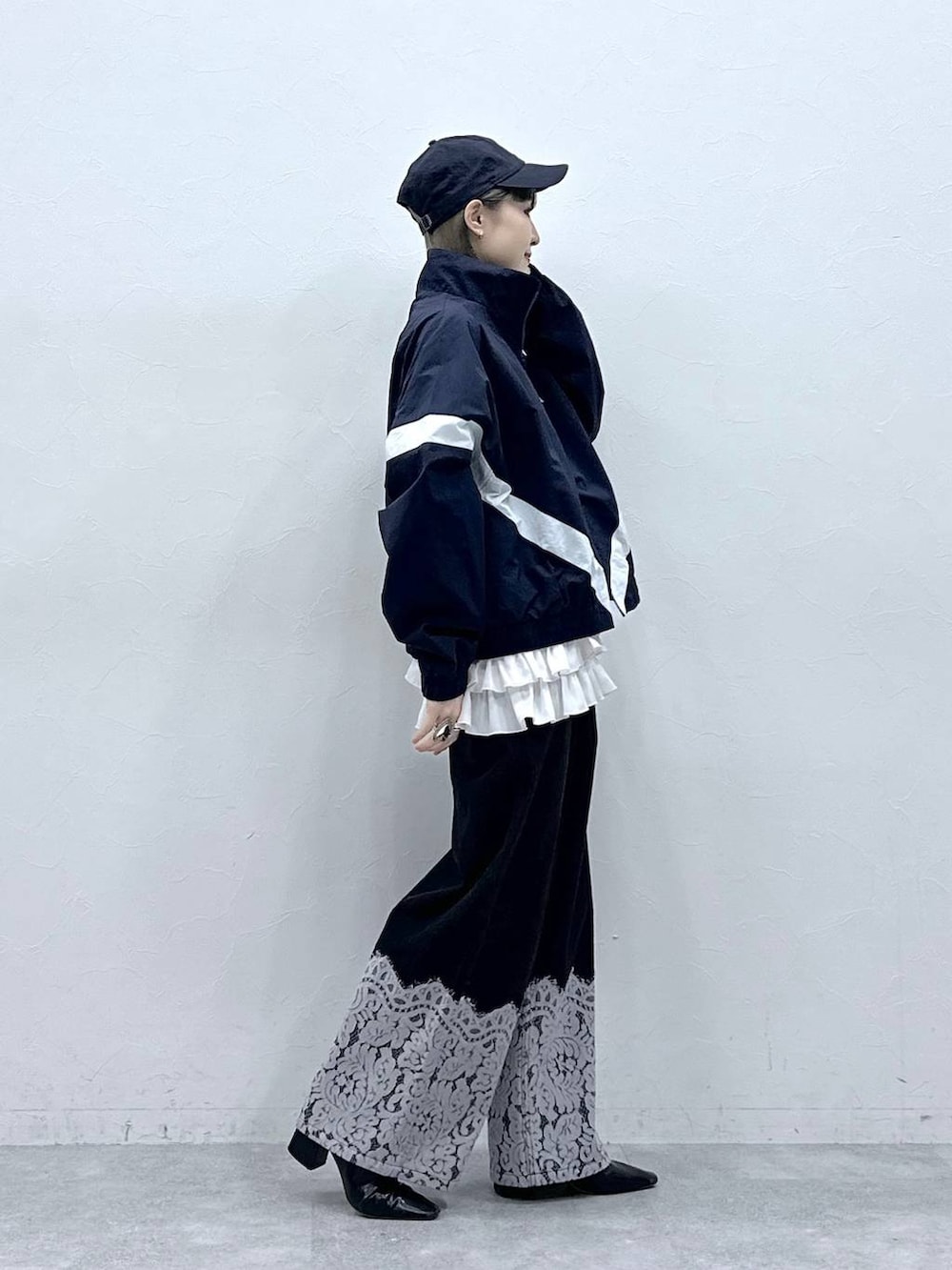 ホワイト系のキャミソール、ブルー系のブルゾン、ブラック系のデニムパンツを着用したレディースの冬コーディネートの4枚目の写真