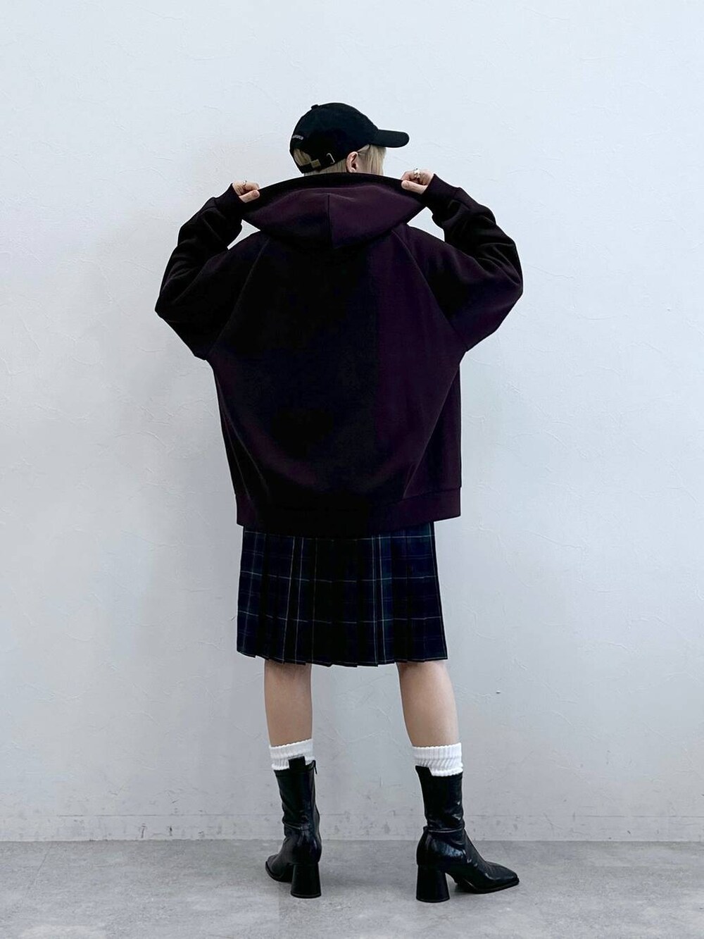 ホワイト系のTシャツ/カットソー、グリーン系のスカート、ブラウン系のパーカーを着用したレディースの秋コーディネートの5枚目の写真