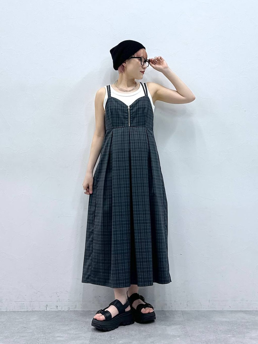 ブラック系のサンダル、グレー系のワンピース、ホワイト系のタンクトップを着用したレディースの春コーディネートの3枚目の写真