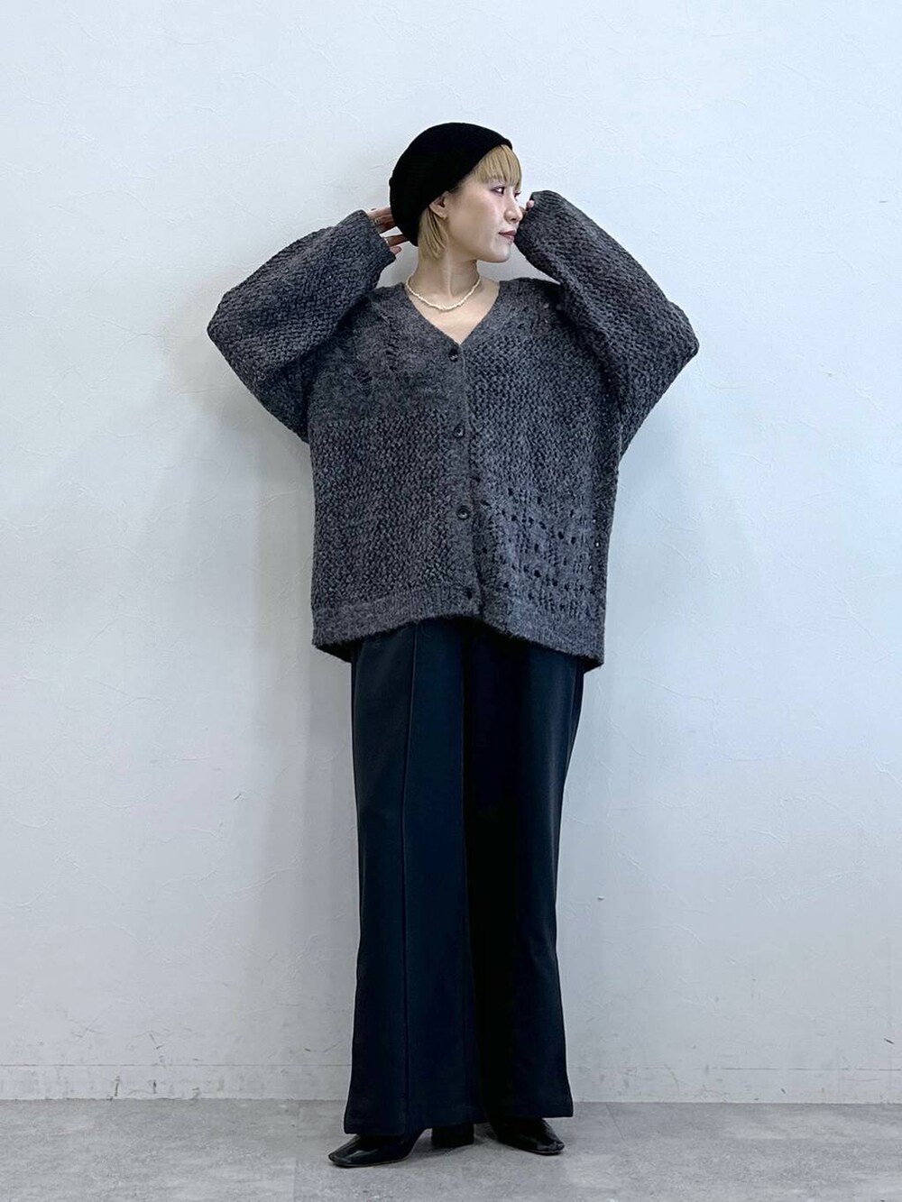 グレー系のカーディガン/ボレロ、その他のスラックス、ブラック系のニットキャップ/ビーニーを着用したレディースの秋コーディネートの4枚目の写真