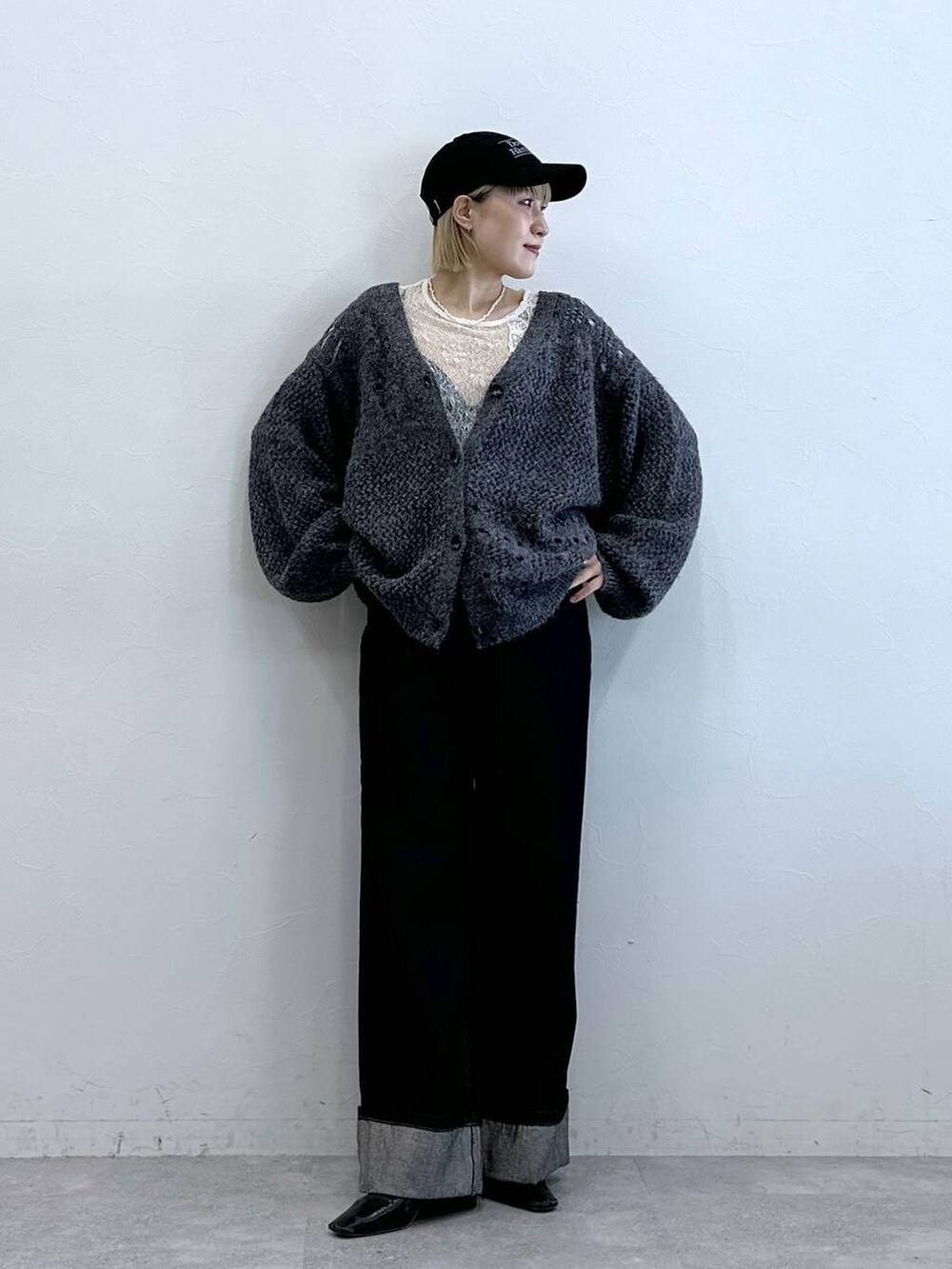 グレー系のカーディガン/ボレロ、ブラック系のデニムパンツ、ホワイト系のTシャツ/カットソーを着用したレディースの夏コーディネートの3枚目の写真