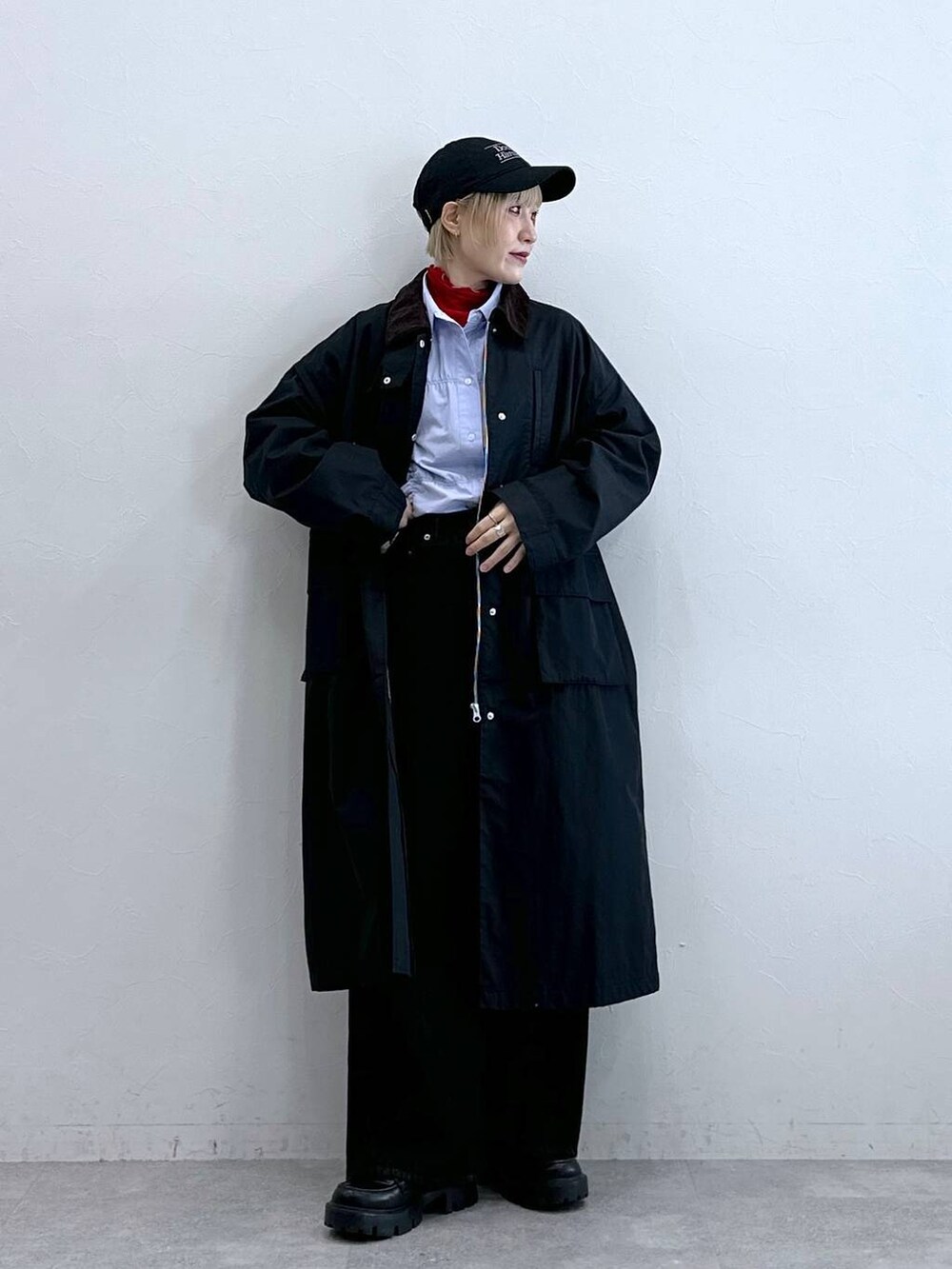 ブラック系のデニムパンツ、ブラック系のローファー、ブラック系のブルゾンを着用したレディースの秋コーディネートの5枚目の写真