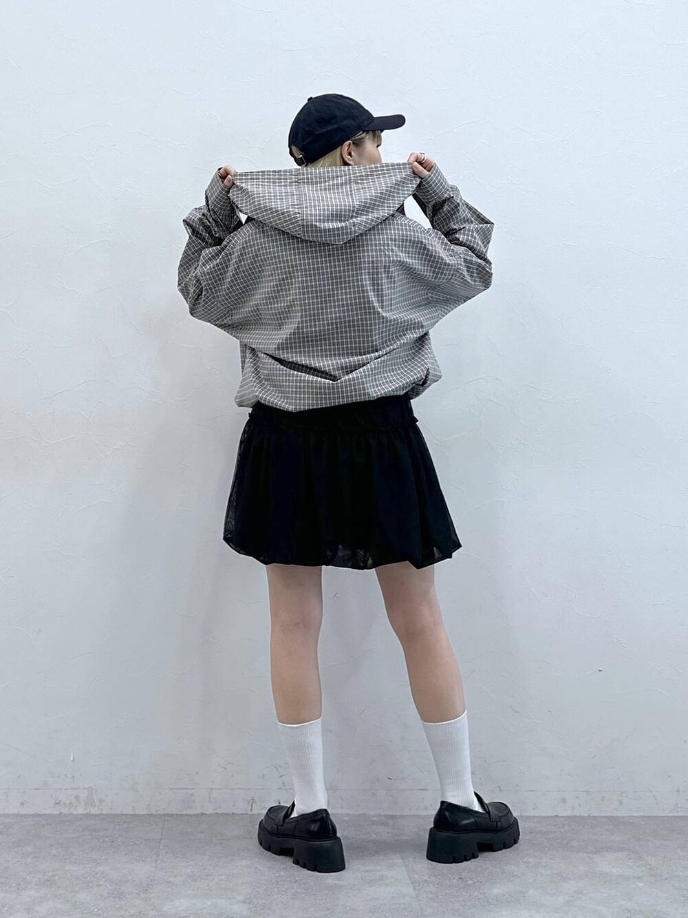 ブラック系のローファー、ブラック系のスカート、グレー系のシャツ/ブラウスを着用したレディースの夏コーディネートの6枚目の写真