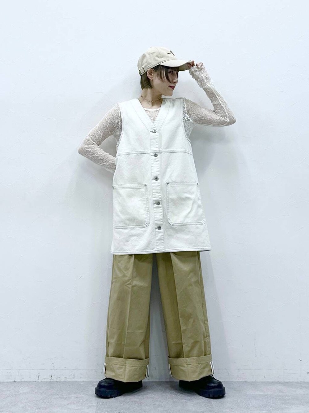 その他のローファー、ホワイト系のTシャツ/カットソー、ベージュ系のチノパンツを着用したレディースの冬コーディネートの2枚目の写真