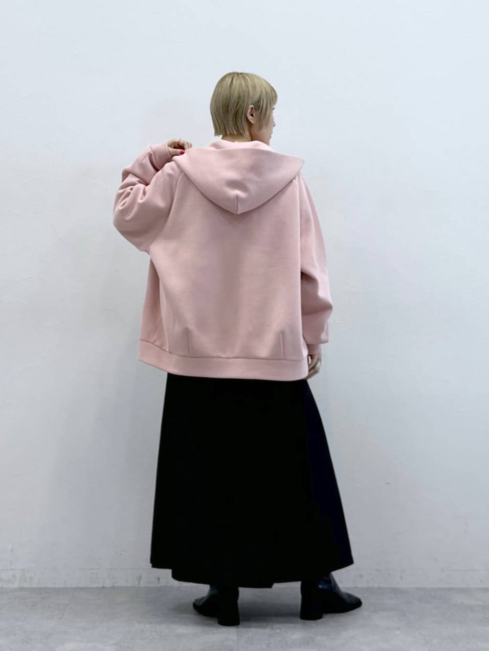 ブラウン系のスカート、ホワイト系のシャツ/ブラウス、その他のパーカーを着用したレディースの秋コーディネートの6枚目の写真