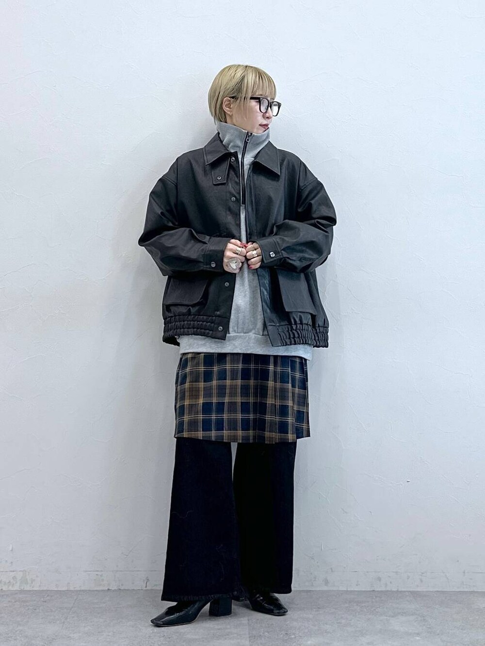 ブラック系のデニムパンツ、グレー系のスウェット、ブラウン系のブルゾンを着用したレディースの秋コーディネートの3枚目の写真