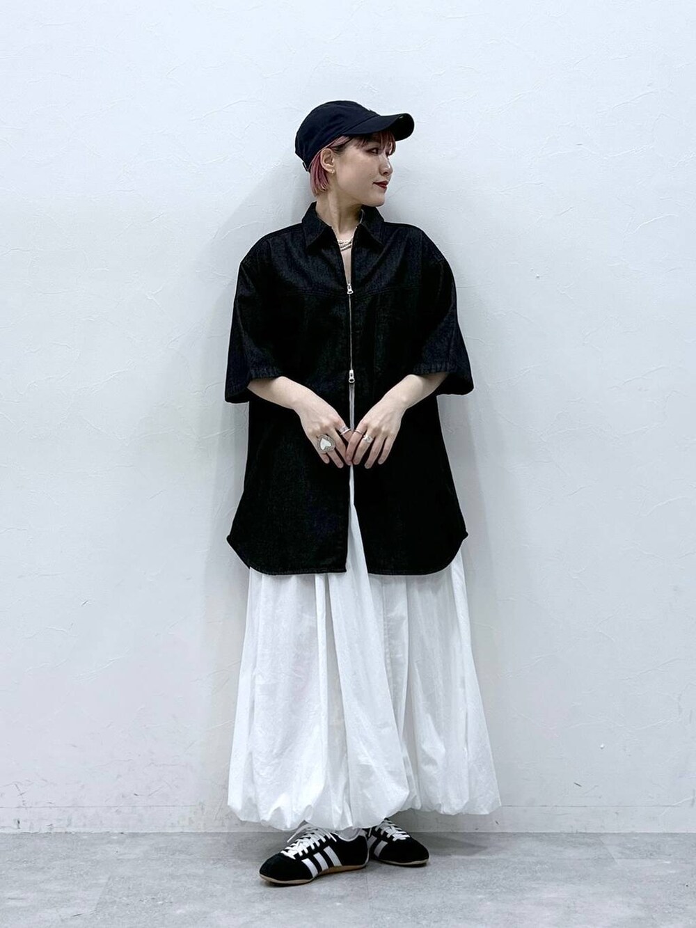 ブラック系のシャツ/ブラウス、ホワイト系のスカートを着用したレディースの春コーディネートの3枚目の写真