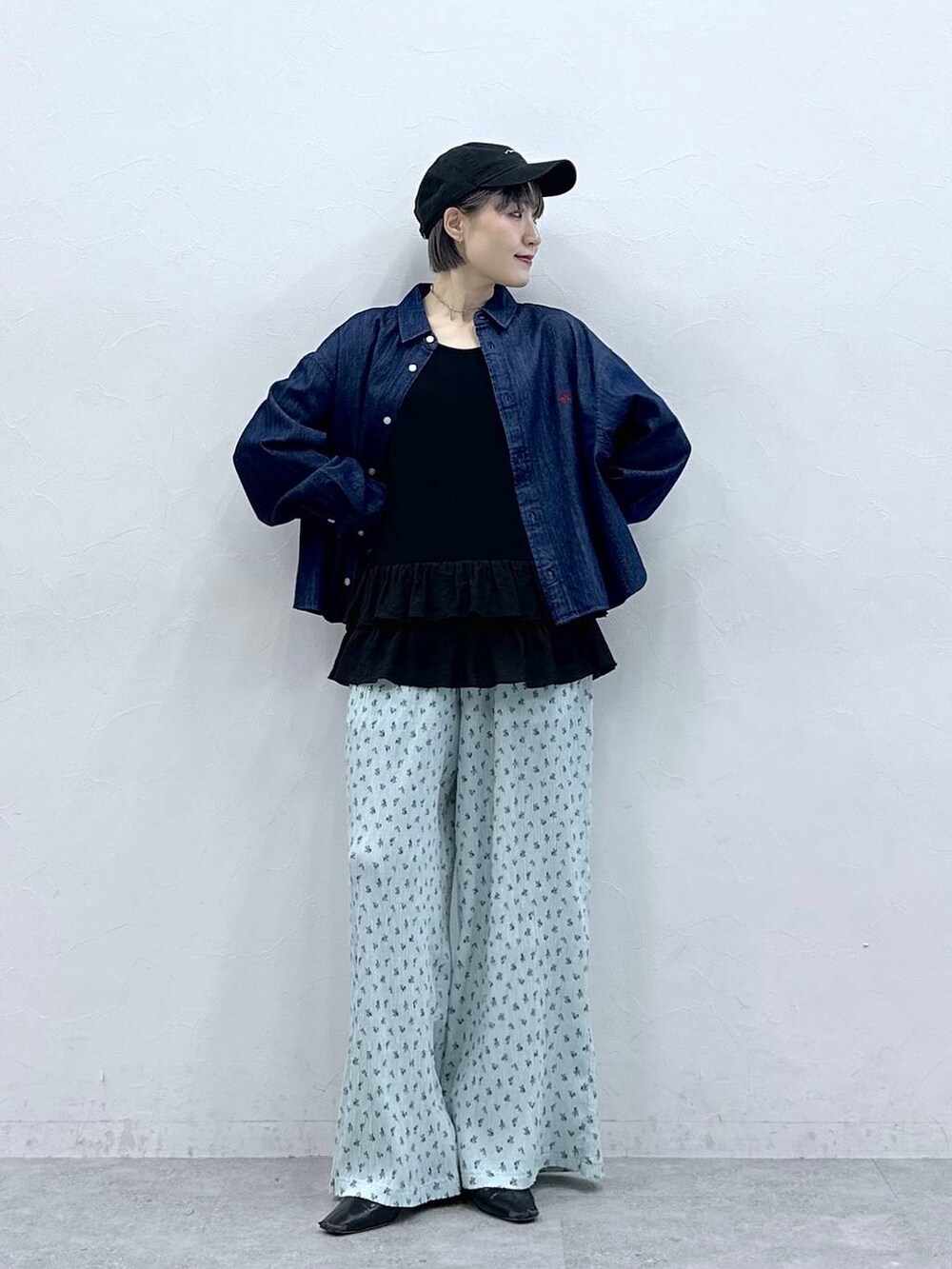 ブルー系のシャツ/ブラウス、ブルー系のスラックス、グレー系のタンクトップを着用したレディースの春コーディネートの4枚目の写真