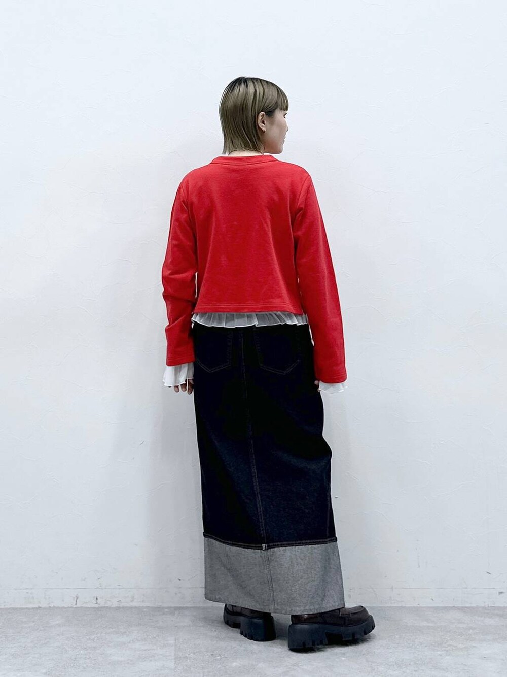 ブラック系のローファー、レッド系のカーディガン/ボレロ、ホワイト系のTシャツ/カットソーを着用したレディースの冬コーディネートの5枚目の写真