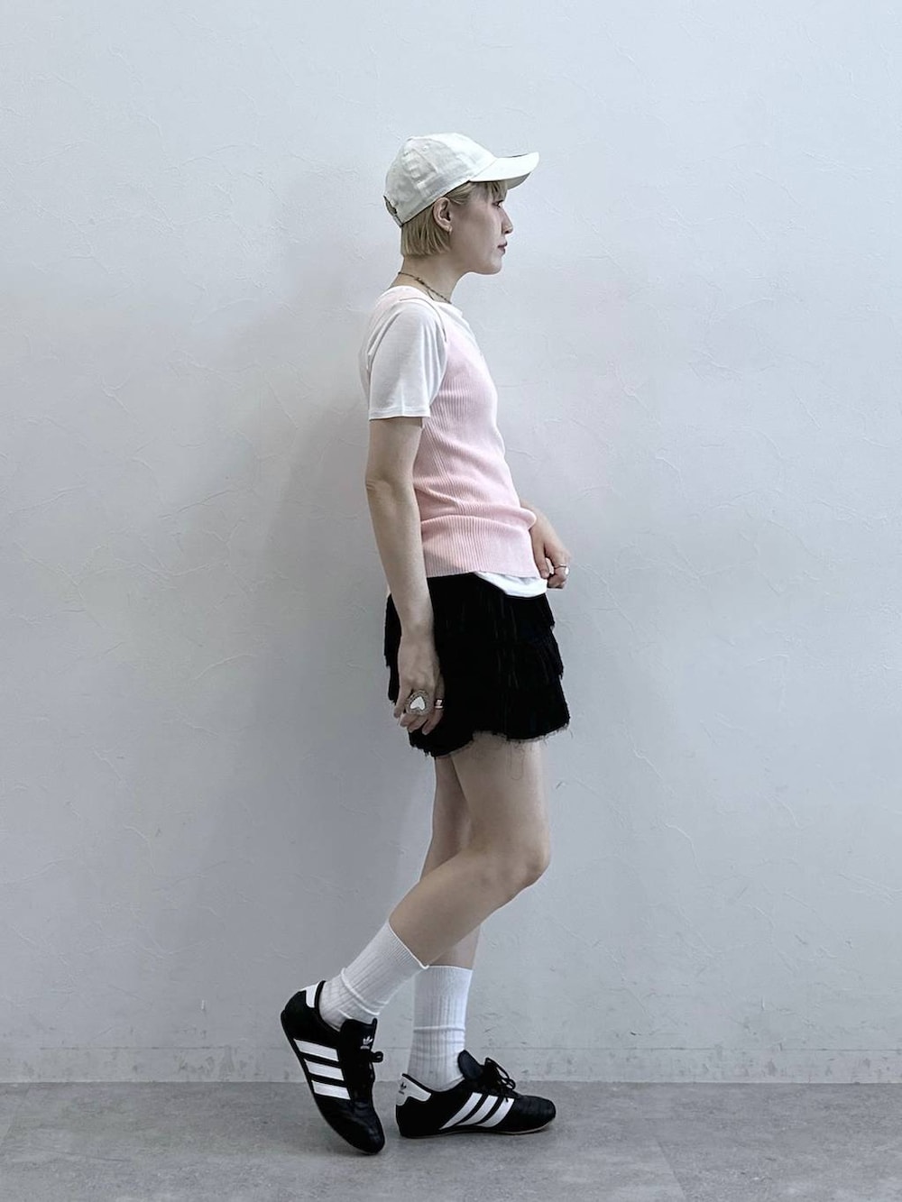 ブラック系のスニーカー、ピンク系のタンクトップ、ホワイト系のTシャツ/カットソーを着用したレディースの春コーディネートの5枚目の写真