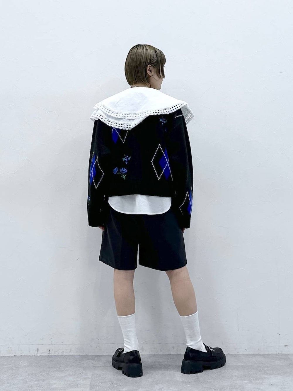 ブラック系のローファー、ホワイト系のシャツ/ブラウス、ブラック系のその他パンツを着用したレディースの冬コーディネートの5枚目の写真