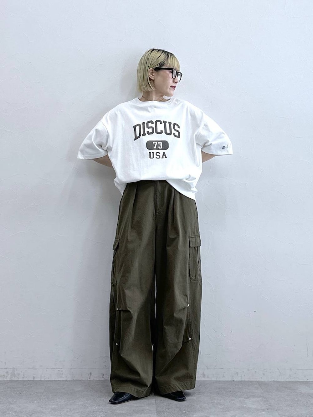 グリーン系のカーゴパンツ、ホワイト系のTシャツ/カットソーを着用したレディースの夏コーディネートの2枚目の写真