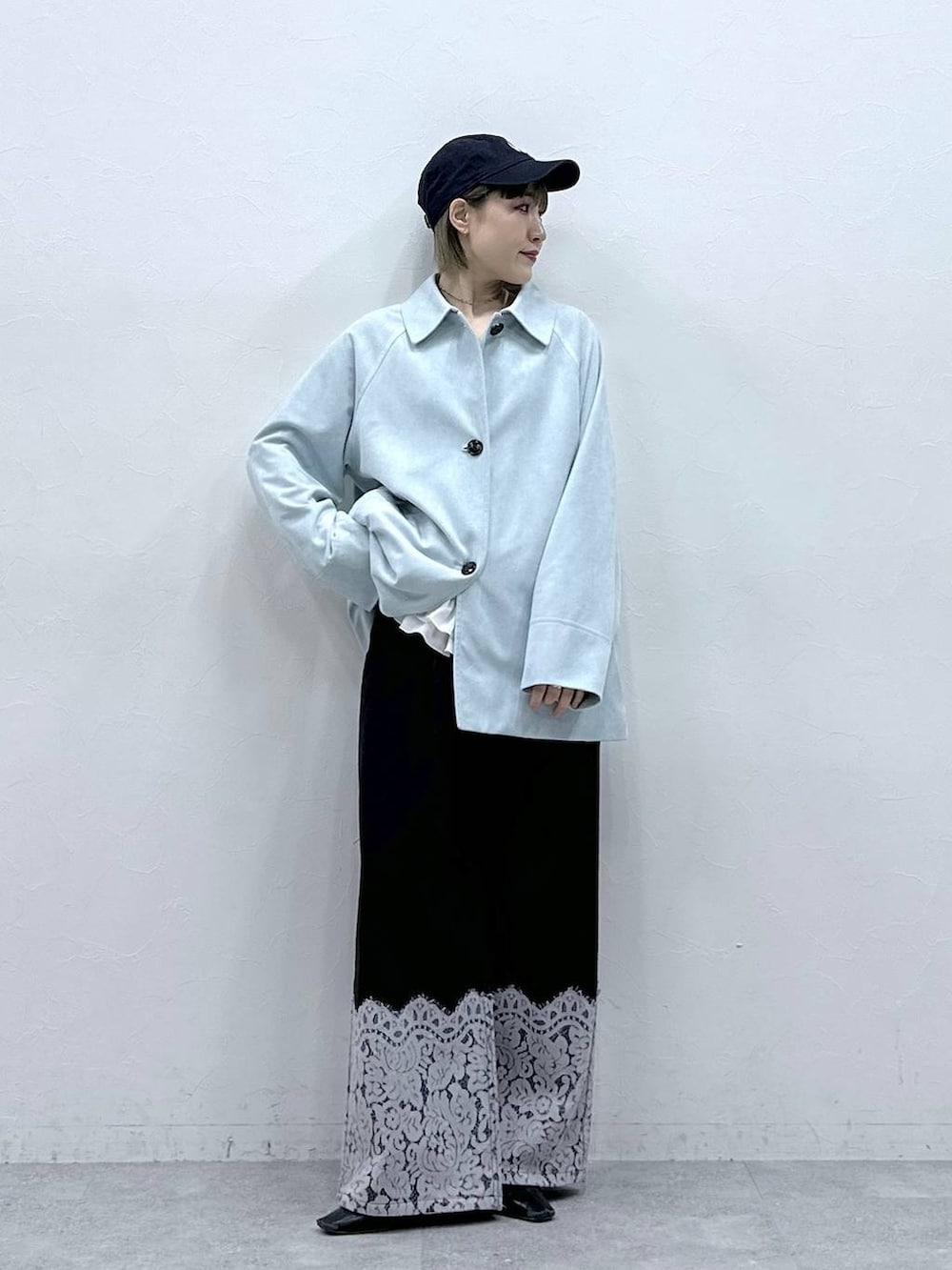 ブルー系のブルゾン、ブラック系のデニムパンツを着用したレディースの冬コーディネートの4枚目の写真