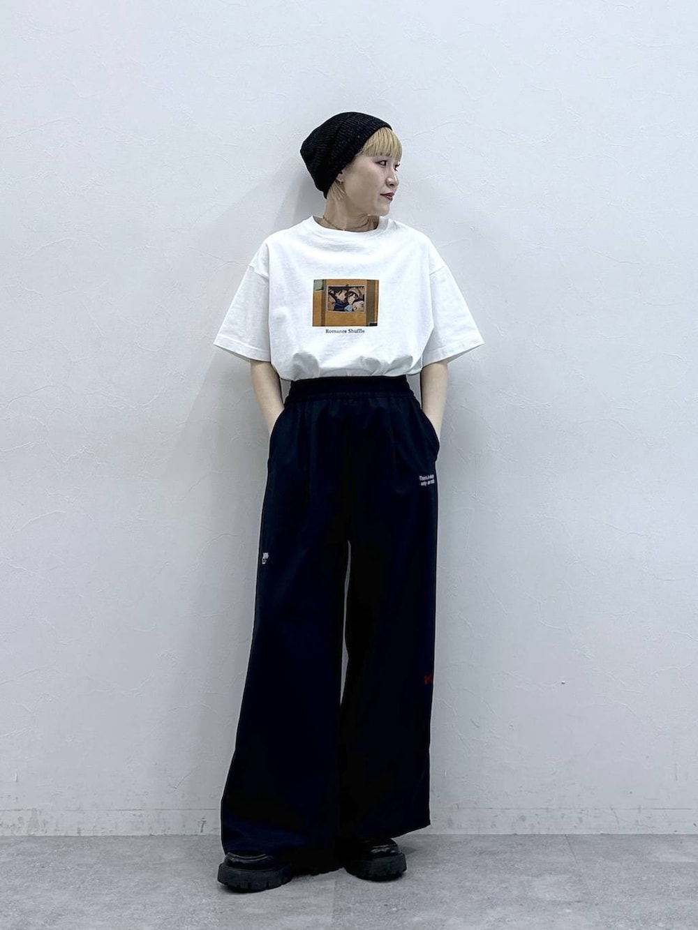 ブラック系のローファー、ホワイト系のTシャツ/カットソー、ブルー系のスラックスを着用したレディースの春コーディネートの2枚目の写真