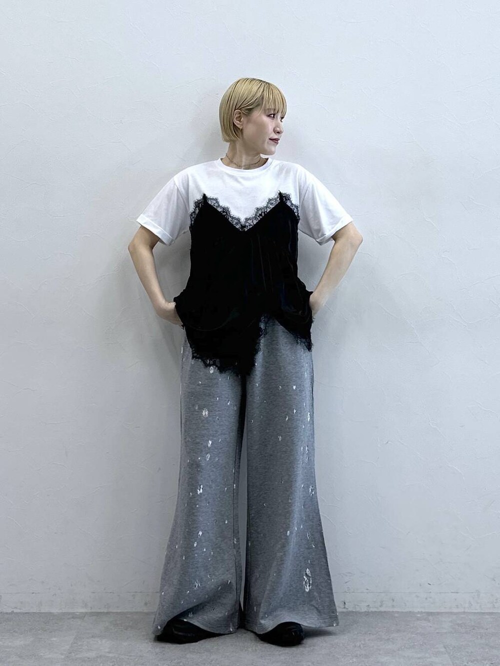 ホワイト系のTシャツ/カットソー、グレー系のスウェットパンツを着用したレディースの春コーディネートの2枚目の写真