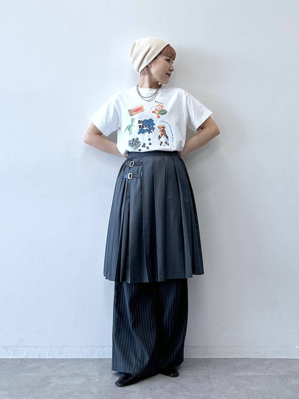 グレー系のスラックス、グレー系のスカート、ホワイト系のTシャツ/カットソーを着用したレディースの春コーディネートの5枚目の写真