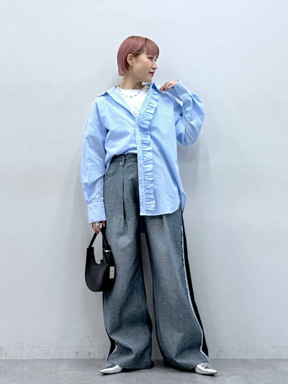 ブルー系のデニムパンツ、ブルー系のシャツ/ブラウス、ホワイト系のTシャツ/カットソーを着用したレディースの冬コーディネートの3枚目の写真