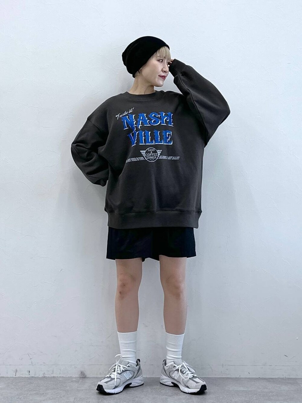 ブラック系のチノパンツ、ブラック系のスウェットを着用したレディースの冬コーディネートの5枚目の写真